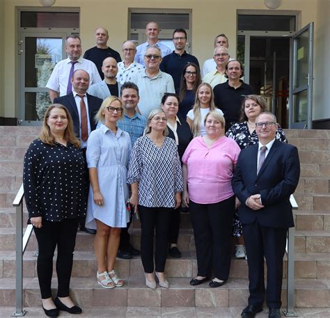 Zamestnanci hrajúci vianočnú hru