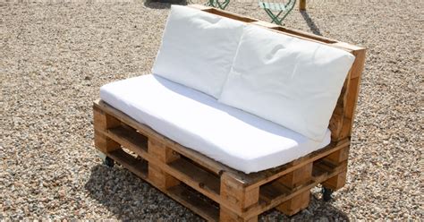 sedenie z balíkov sena prekrytých látkou