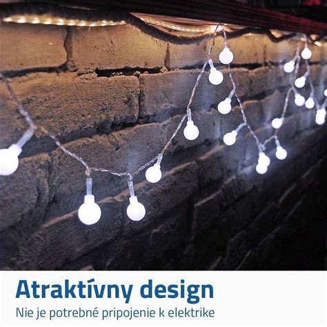 svetelná reťaz nad exteriérovou svadobnou hostinou