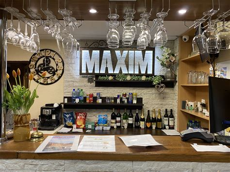 Fotografia stola s rôznymi sekciami občerstvenia, nápojmi v nádobách a etažérmi