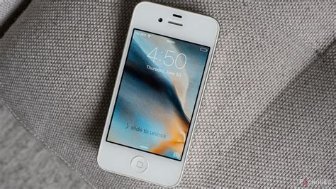 ilustračné foto smartfónu s obrazovkou prichádzajúceho hovoru