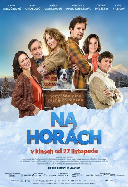 Rodinný pár objímajúci rodičov na výlete v horách
