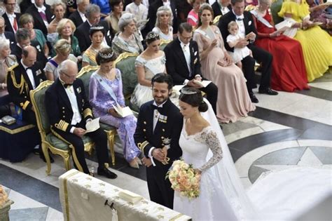 Fotografie celebrít a hostí prichádzajúcich na kráľovskú svadbu