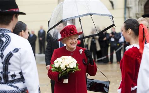 Kráľovná Alžbeta II. v žltom kostýme pri príchode do Westminsterského opátstva