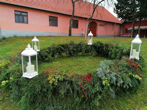 Historická ilustrácia Johanna Hinricha Wicherna s deťmi a prvým adventným vencom