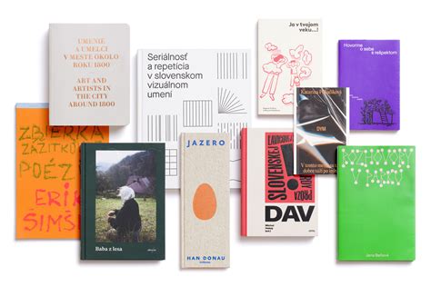 Koláž obálok rôznych kníh o krste a pamiatkových albumov