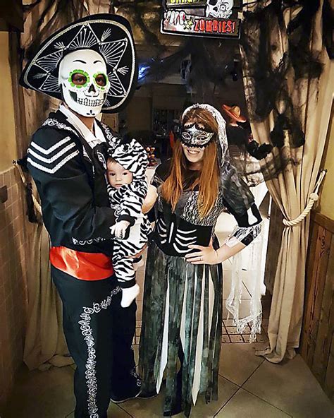 Ilustračná fotografia halloweenskej párty s ľuďmi v kostýmoch