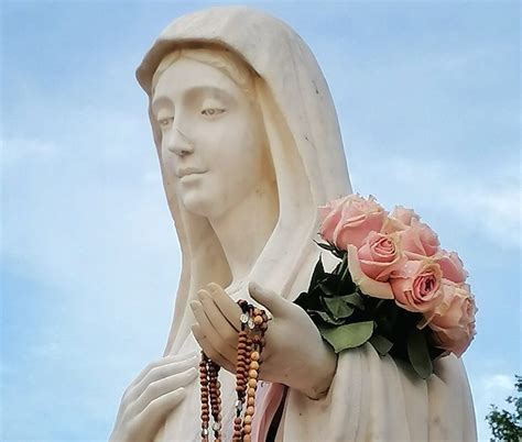 Fotografia sochy Panny Márie v Medžugorí.