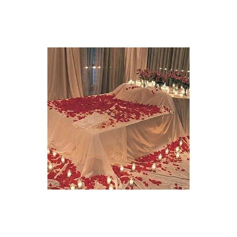 Romanticky ozdobená posteľ lupeňmi ruží