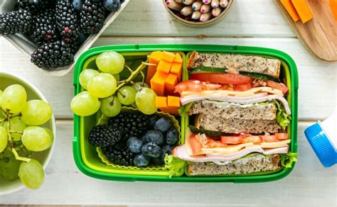 Deti si pripravujú zdravú desiatu a triedia ovocie a zeleninu