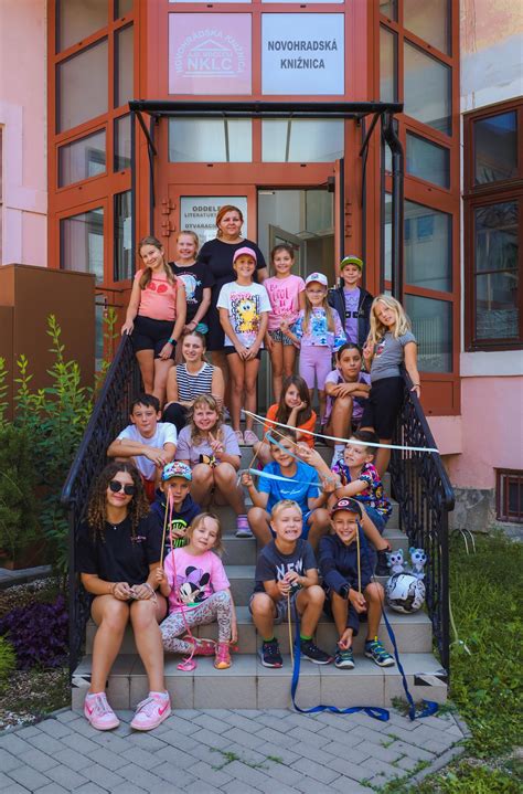 Deti skúmajú žížaly a pracujú s hlinou