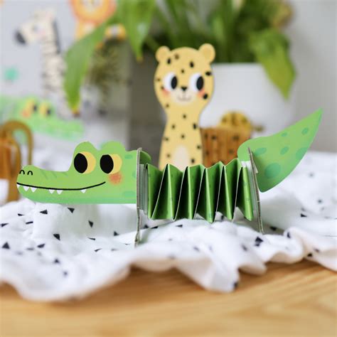 Deti vyrábajú zvieratká z papiera