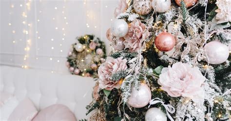 Inšpiratívna koláž moderných vianočných ozdôb na stromčeku v pastelových a metalických odtieňoch