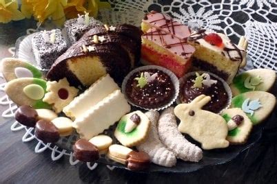 Veľkonočné pečivo a zákusky na sviatočnom stole