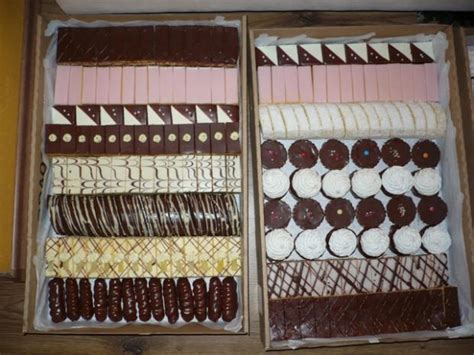 Ukážka rôznych druhov zákuskov, vrátane rolád a tort