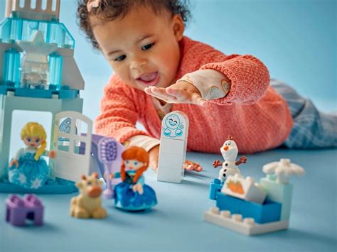 Deti hrajúce sa s LEGO DUPLO Ľadové kráľovstvo, Adventným kalendárom a kartovou hrou