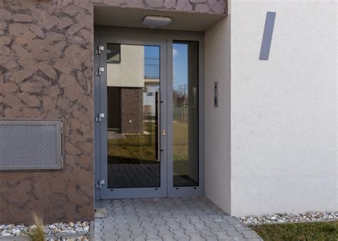 Ukážka výzdoby vstupných dverí a brány pre dom nevesty a ženícha