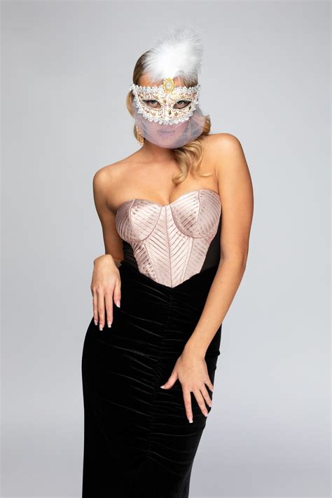 Žena relaxujúca v kúpeľoch s maskou na tvári