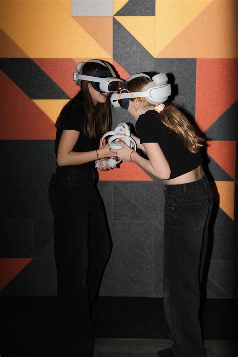 Skupina ľudí hrajúca VR hru v centre TimeShift