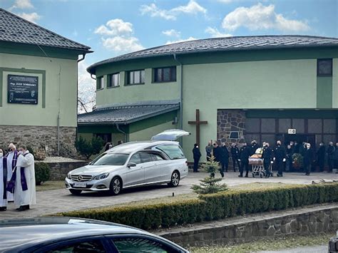Pohľad na pohrebný obrad s rečníkom a rodinou
