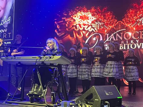 Marika Gombitová na pódiu počas vianočného koncertu v Bratislave