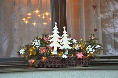 Vianočná výzdoba okien s girlandami a konármi