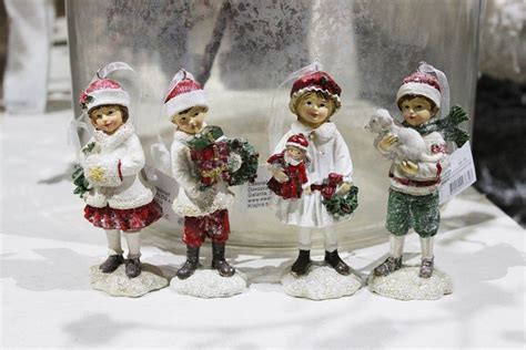 Rôznorodé vianočné ozdoby a figúrky