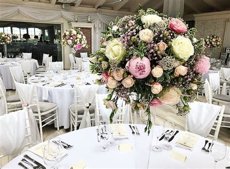 Svadobná výzdoba interiéru kaštieľa, prestretý stôl