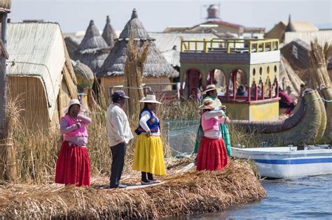 fotografia plávajúcich ostrovov Uros s loďami z totory