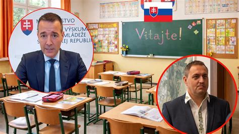 riaditeľ školy prihovárajúci sa zhromaždeniu žiakov a rodičov