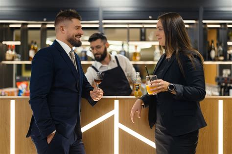 Ilustrácia: Smútiaci kolegovia pri pohrebe