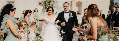 Interiér kaplnky Archanjela Michaela na Zámku Vígľaš, pripravená na svadobný obrad
