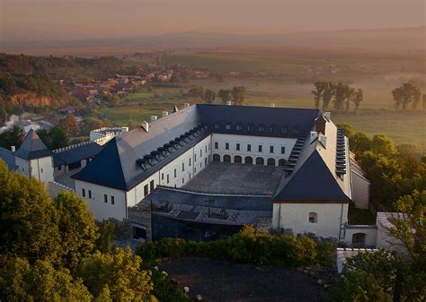Svadobná manažérka Zámku Vígľaš pri konzultácii s párom