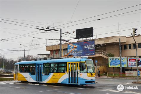 Fotografia moderného trolejbusu v uliciach Prešova