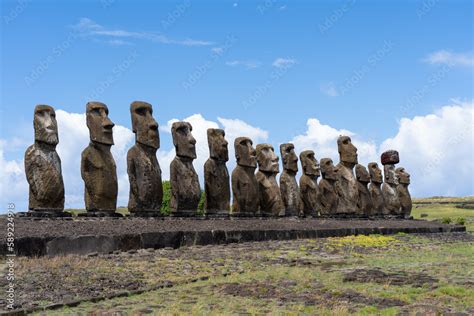 Široký pohľad na Moai v oblasti Ahu Tongariki
