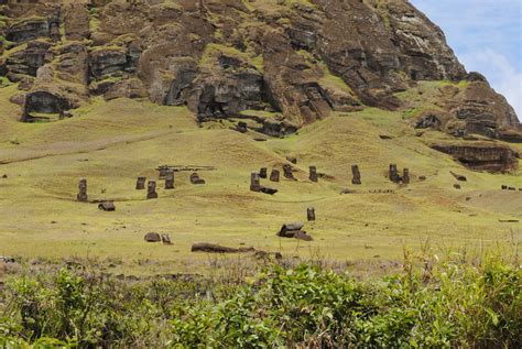 Kráter Rano Raraku s nedokončenými Moai
