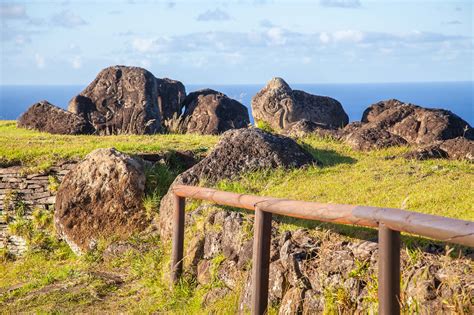 Petroglyfy vtáčieho muža v Orongo