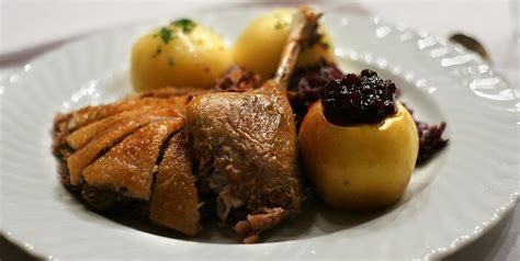 Ganze Gans auf einem festlichen Teller mit Beilagen