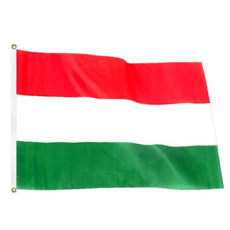 Maďarská štátna vlajka veje na Kossuthovom námestí v Budapešti počas osláv výročia