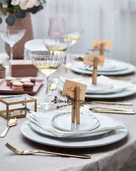 Rôzne DIY svadobné dekorácie vystavené na stole