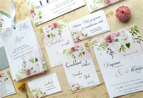Koláž rôznych svadobných tlačovín (menu, menovky, oznámenia) v DIY štýle