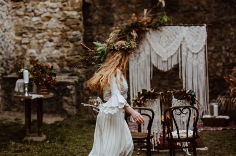 Boho svadobná dekorácia s makramé, divými kvetmi a jemnými svetielkami