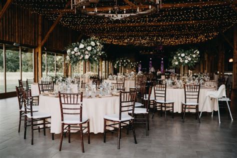 Osvetlená svadobná hostina v boho štýle s jemnými svetielkami a lampiónmi