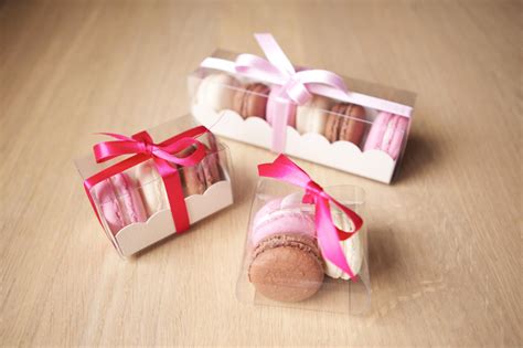 Zasnežené šišky s trblietkami ako darčeky pre hostí