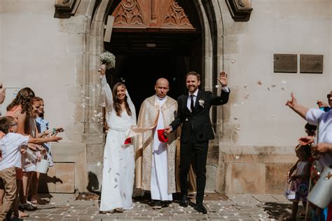 Svadobný obrad v záhrade s mladomanželmi a rodičmi