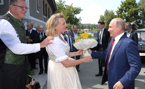 Karin Kneissl tancuje s Vladimirom Putinom na svojej svadbe