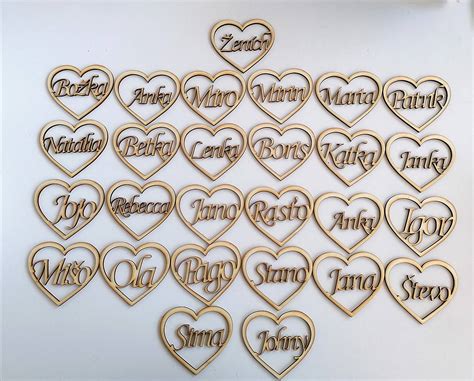 Fotografia drevenej menovky s vyrezávaným menom