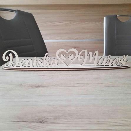 Detail dreveného nápisu s menami na svadobnom stole