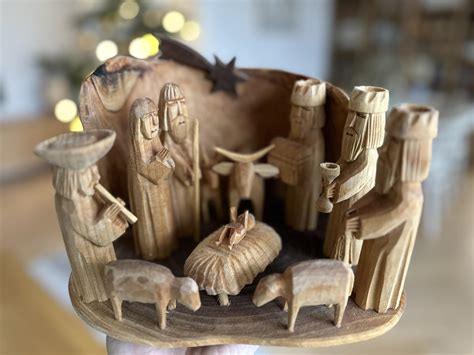 ilustračné foto hotového ručne vyrobeného betlehemu pod vianočným stromčekom