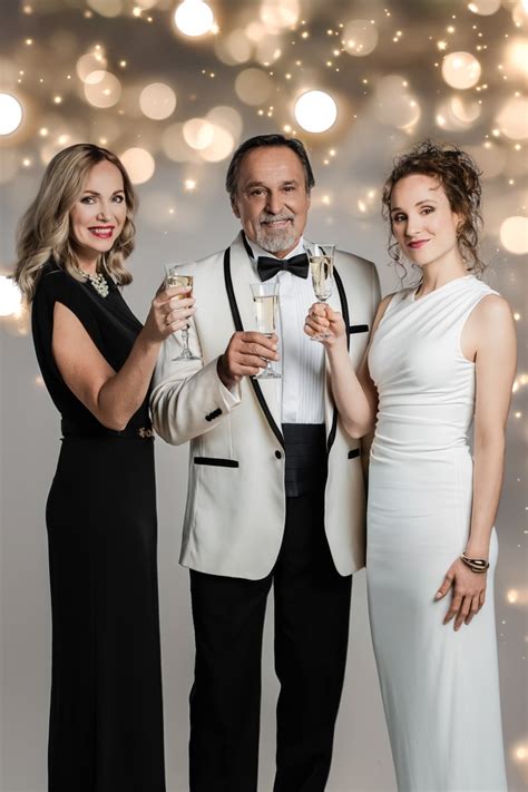 Záber z kultového muzikálu Pomáda zachytávajúci hlavné postavy pri tanci a zábave